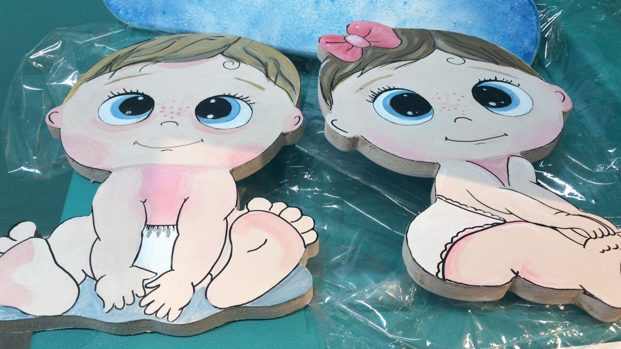 مراحل نهایی رنگ عروسک های چوبی پروژه